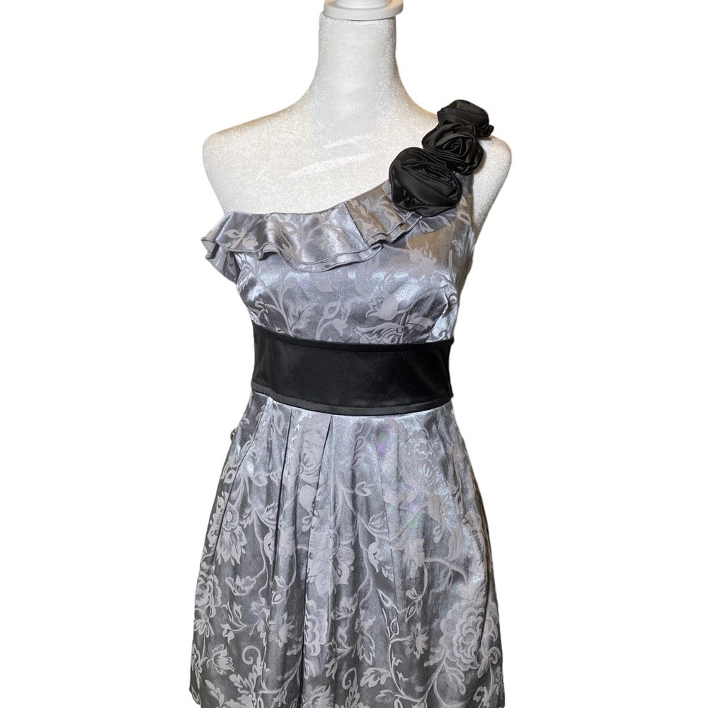 Speechless size 5 gray silver brocade ruffles rosettes prom formal events dress